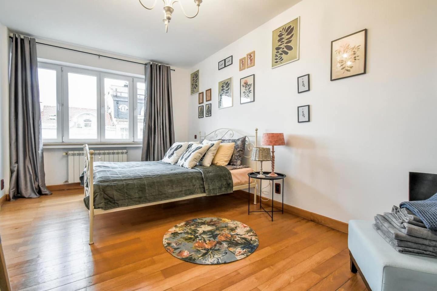 Fully Equipped Vitoshka Area Spacious Metro Sofia Luaran gambar